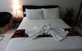 Summer Suites Klcc By Malenehom